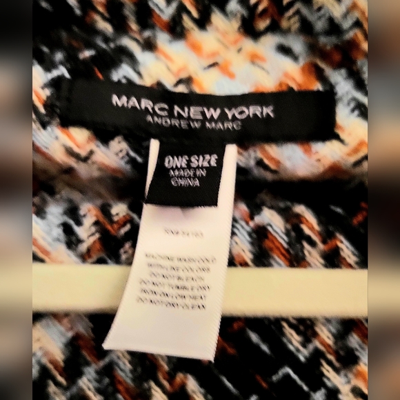 Marc Jacobs Women's Houndstooth One Size Shawl Pullover - Picture 3 of 3